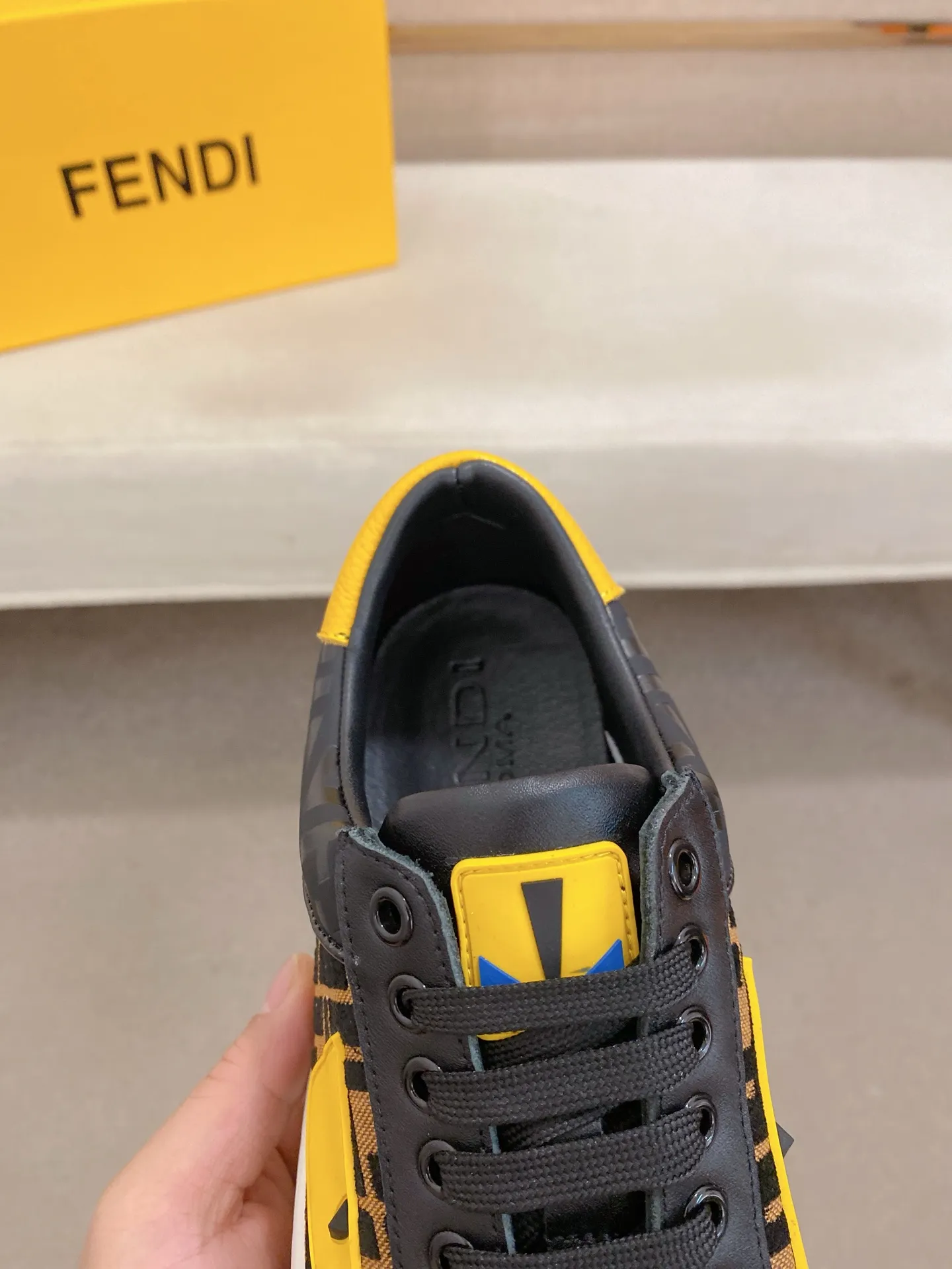 Men's shoes💰: 400💰[Fendi] Fendi's latest casual shoes for men! Available at counters simultaneously! A one-to-one replica of the original. All imported official website one-to-one cowhide fabric. The interior is made of top-grade sheepskin, and the original factory-supplied rubber outsole is used. Leading new fashion concepts. Matching code: 38-44. (can be customized for 45 non-refundable)